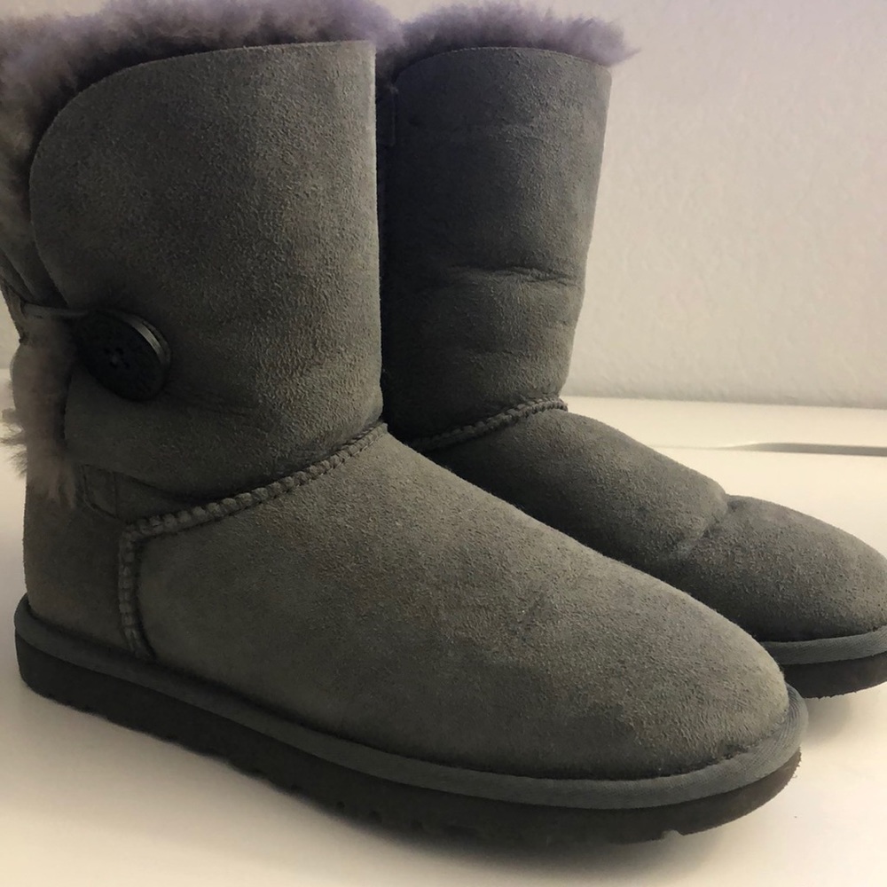 Ugg Bailey Button Size 6 - image 1
